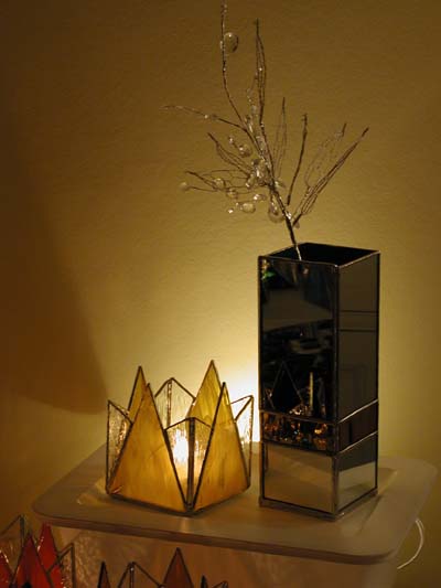 These mirrored vases can be used for dry flower arrangements or, by placing a waterproof plastic tank inside, can be used as conventional vases